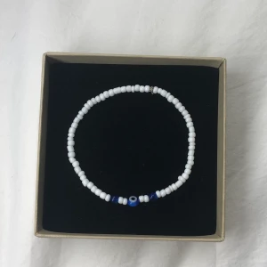 Armband - Nu säljer jag detta armband som jag har gjort själv. Tråden är elastisk så går att stretcha ut ganska mycket. 25 kr + frakt 💕💕 Det går även att kontakta mig och designa ditt egna armband, har de flesta olika pärlor och kan göra tusen olika kombinationer.