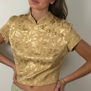 vacker topp - vacker beige top i asiatisk stil🧡 skick: 8/10. passar strl xs-m.