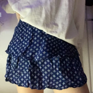 Minikjol - Blå vitmönstrad minikjol