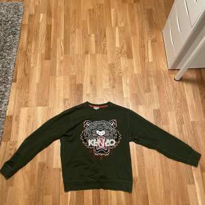 Grön kenzo sweatshirt i bra skick( 7/10) nypris 2700. Har inget kvitto utan bara en orderbekräftelse från farfetch för att bevisa den äkthet 