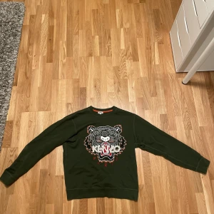 Tigermotiv kenzo grön  - Grön kenzo sweatshirt i bra skick( 7/10) nypris 2700. Har inget kvitto utan bara en orderbekräftelse från farfetch för att bevisa den äkthet 