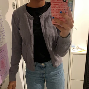 Kofta - Grå kofta från h&m, bra skick, säljer då den inte kommer till användning. Kan mötas och fraktas