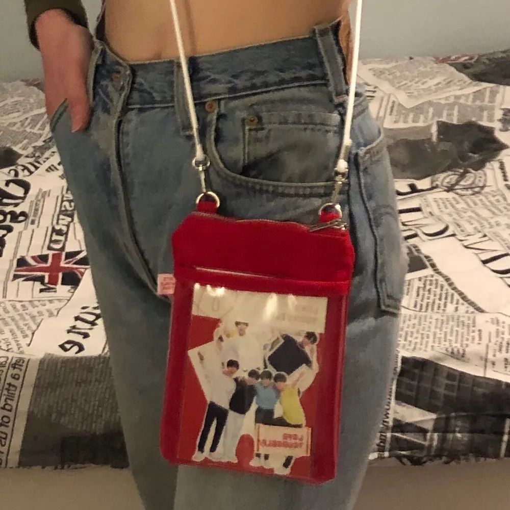 Säljer en love yourself tour mini bag som tyvärr inte riktigt kommer till användning. Oanvända klistermärken som tillhör väskan medföljer också. Säljer den för 250 + frakt (24kr) 💕. Väskor.