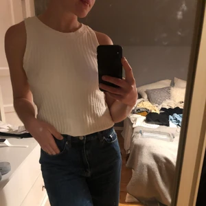 Gullig topp från Mango! - Jättefin topp från mango som är superduper skön! På bild 2 så är det en fläck på spegeln INTE på toppen! Aldrig använt så i fint skick! 