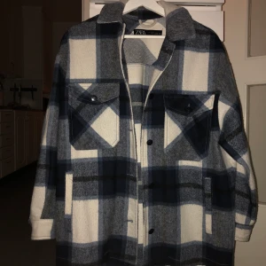 Rutig jacka från zara - En blå och vit rutig jacka, använd få gånger 