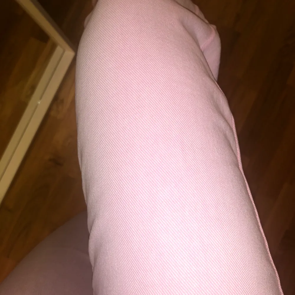 Säljer helt oanvända rosa split jeans från PLT, andra bilden visar den rättvisa färgen. Är 160 storlek 34 vanligtvis och dessa sitter perfeeekt! Buda!! 🥰 Köparen står för frakten! Lägger upp igen pga oseriösa köpare. Jeans & Byxor.