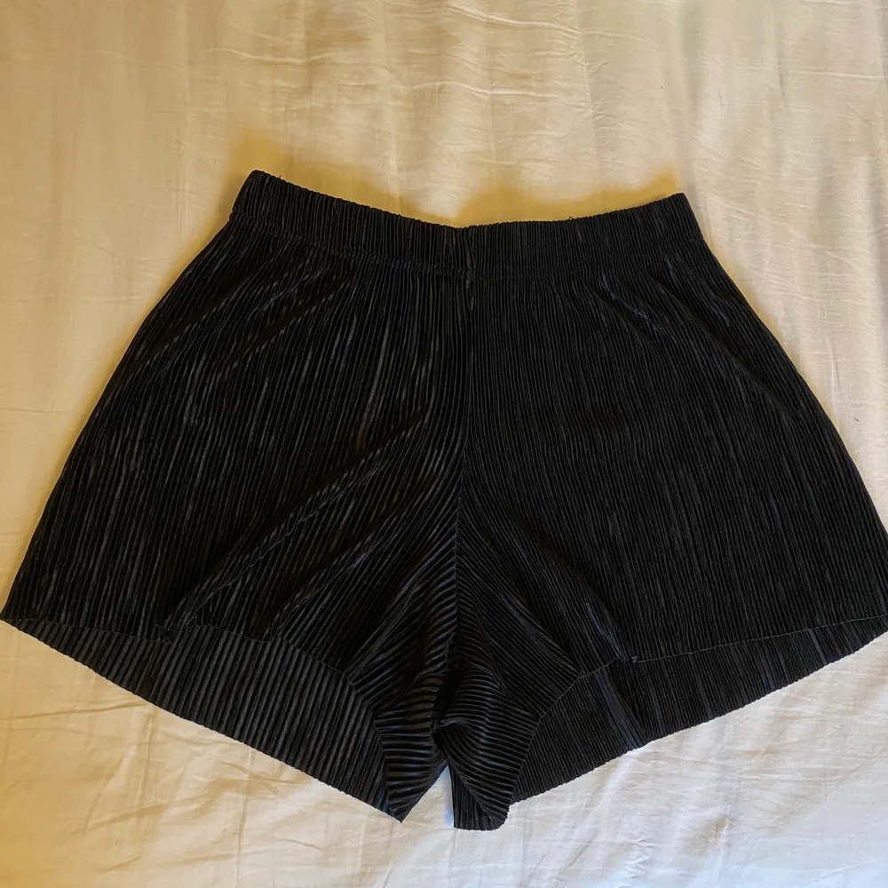 Mysiga mjuka shorts från Gina tricot. Speciellt material, tror att det kallas plisserat. . Shorts.