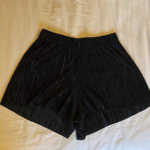 Mysiga mjuka shorts från Gina tricot. Speciellt material, tror att det kallas plisserat. 