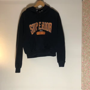 Colleage tjöja - Jätte fin collage tröja med tryck. Storlek L men skulle säga att den är en S/M