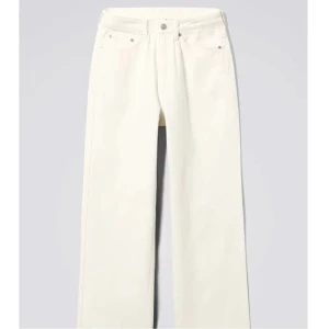 Rowe jeans - Säljer dessa fina jeansen från Weekday i modellen ”Rowe”, storlek 24/32. Köpta här på plick och andra bilden är från tjejen jag köpte dem av men skriv gärna för fler bilder🥰 Frakt blir 65kr