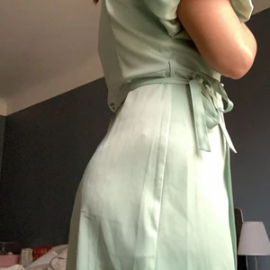 Satin klänning - Säljer min satin klänning från bikbok då jag bara köpte den för en avslutning och därefter inte använt den mer.