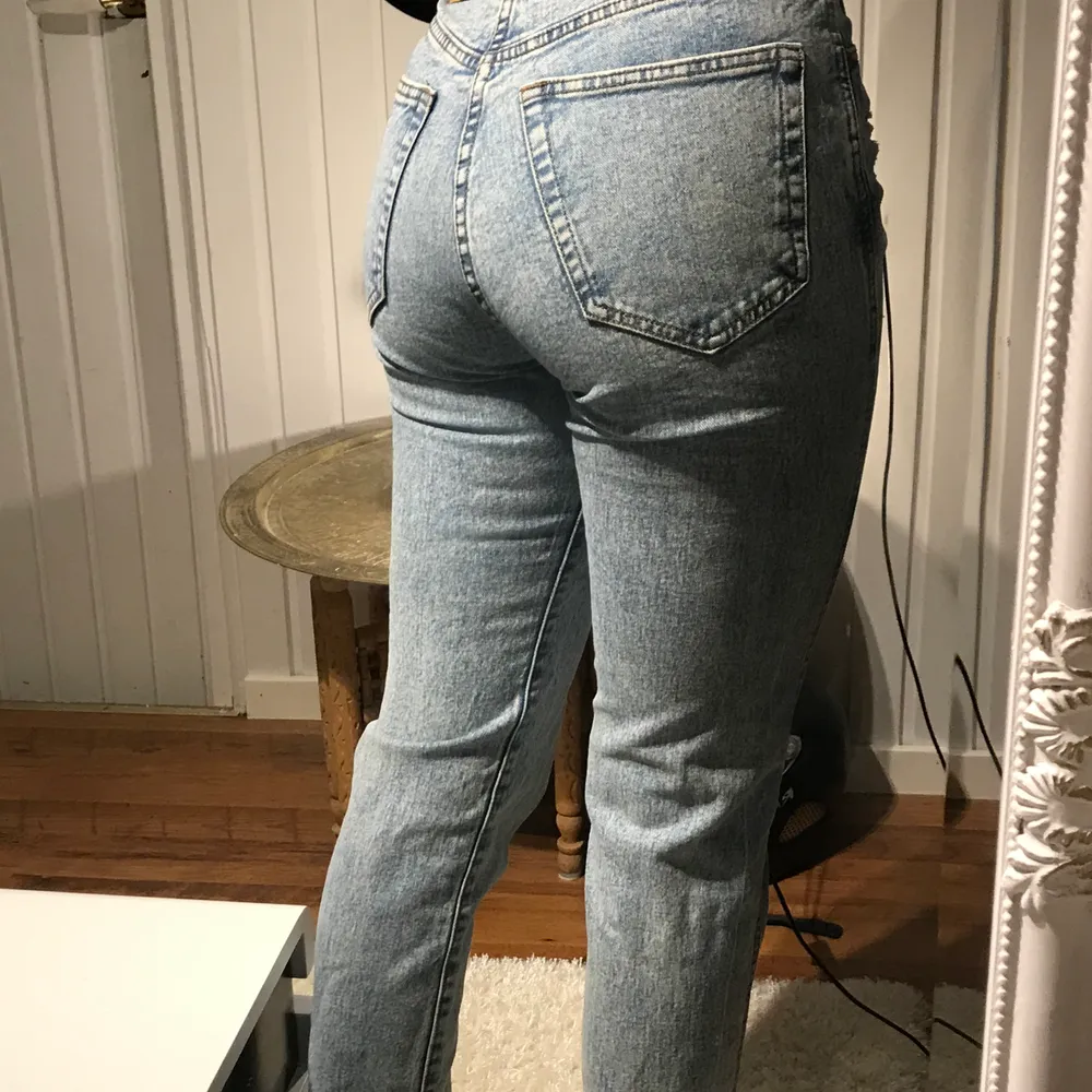 Mom jeans köpta från pull and bear. Bra skick men säljer för att dom är för små för mig. Jag är 164 cm lång och på mig är dom lite korta. Sitter super bra och lätta att röra sig i. Skriv vid intresse 💕. Jeans & Byxor.