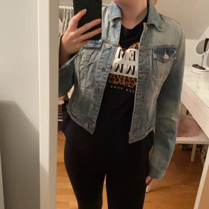 Jeansjacka  - Jeans jacka från Gina tricot , den är i storlek XS. Jag säljer den för att den är för liten på mog,jag har storlek S i alla kläder. Säljer för 100 kr ,den blev aldrig använd. Köparen står för frakt
