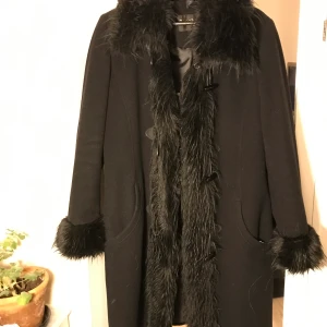 Jacka med päls - En jättefin oanvänd svart jacka hittad på second hand men kommer tyvärr inte till använding :/ Den är i fint skick och passar nog många storlekar (fråga provat för bild på passform 😊). Jag fraktar och möts upp! 