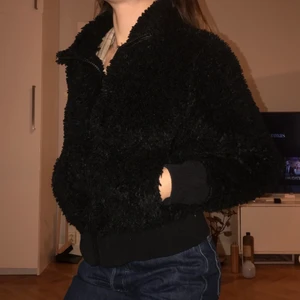 Croppad fluffig jacka - Jättefin fluffig jacka i kortare modell från ZARA ⭐️ Använd men fint skick, storlek S 🧡 Buda i kommentarer eller dm, pris nu: 100 kr 