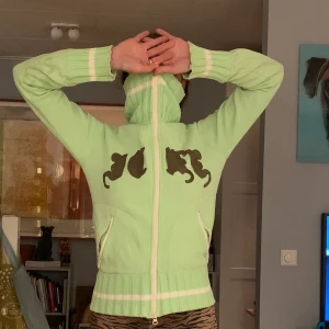 Grön ICHI tröja - Pastell/lime-grön zip-up från ichi💚 Väldigt snygg enligt mig men måste rensa :// Bra skick! Fraktar eller möts upp i Stockholm!