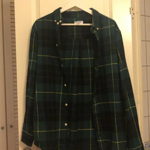 Skjorta - Skit snygg flanell skjorta/overshirt från Weekday. Köpt för 349kr, skick 10/10 och säljs för 200kr. Passar skitbra med tröja under köer som jacka under vår/sommar.