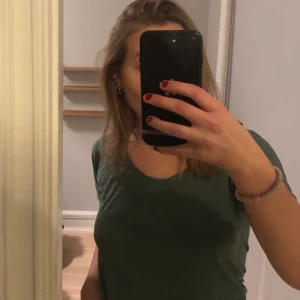 COS t-shirt  - COS t-shirt i väldigt fin grön 😋