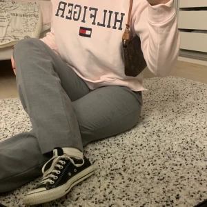 Tommy hilfiger tröja - Tommy hillfiger tröja. Ljus rosa. Väldigt skönt material.