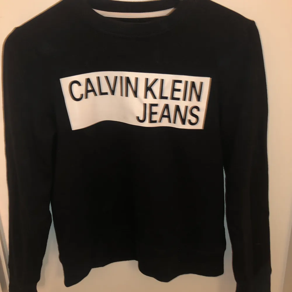 Svart sweatshirt från Calvin Klein. Tröjor & Koftor.