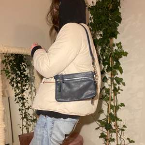 Minihandväska i läder från Italien 🌹 justerbar axelrem 