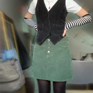 manchesterkjol - PERFEKT grön manchesterkjol i en söt grön färg! lätt att styla och knappt använd😋 passar s-m 