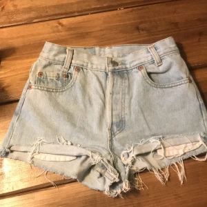Levis jeansshorts  - Ljusa jeansshorts från Levis. Bra skick. Storlek xs. Köparen står för eventuell frakt.