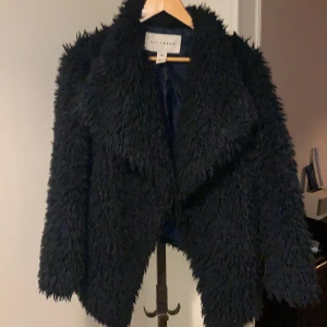 Jacka - Tunnare ”jacka” köpt här på plick men sällan använd. Mörkblå, Från Nelly. Skönt material som passar en utekväll!