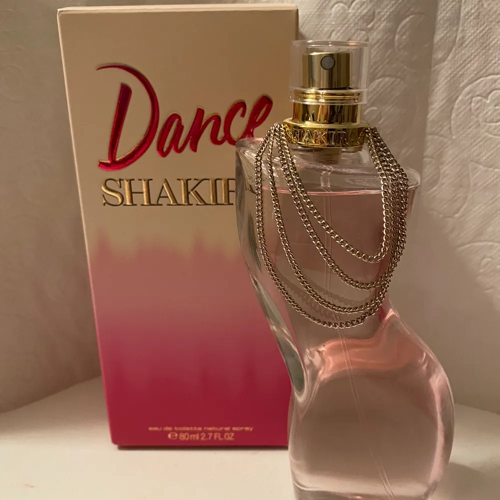 Shakira parfym, helt oanvänd på ett värde av mer än 200kr 🥰 är allergisk och fick den i present, därav säljer jag den 💐50kr+frakt, priset går att diskutera vid snabb affär. Accessoarer.