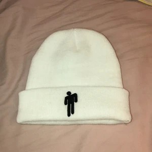 Billie Eilish merch mössa - Vit mössa med billie eilish logga på framsidan
