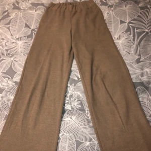 Super sköna byxor! - Använda 1-3 ggr, lite förstora för mig så därför jag säljer😊 strl xs men passar upp till m😊 dom är bra i längd på mig som är 170😊nypris är 400!