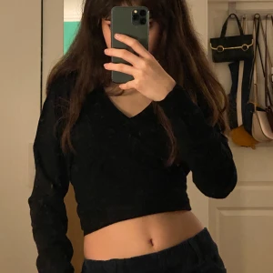 v-ringad tröja - v-ringad, långärmad tröja. superbra basplagg! obs! tillbakaknuten på bilden 