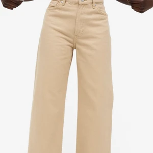 Beiga vida jeans från monki - Använda få gånger men sönder i den man har bälte i (kolla sista bilden)