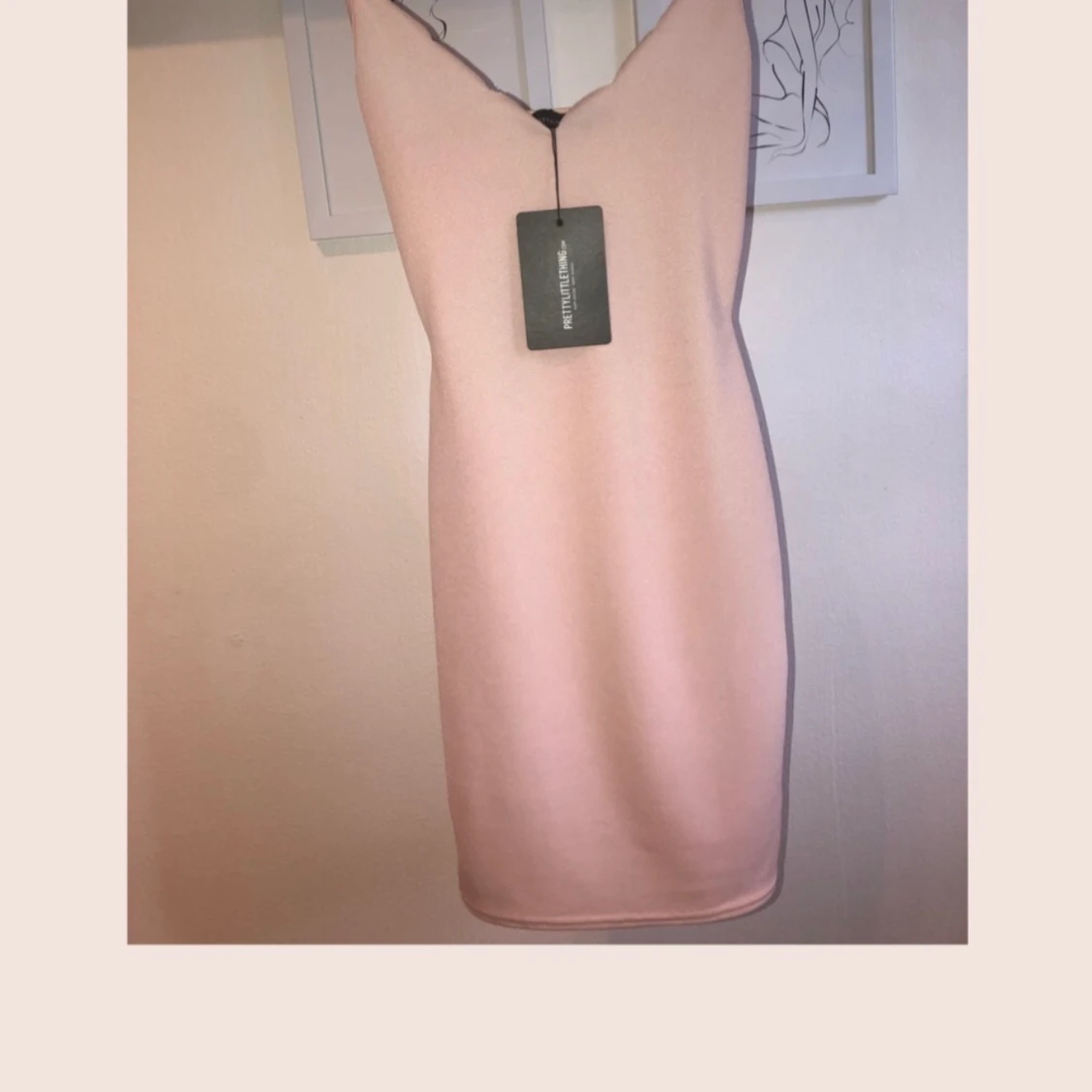 Prettylittlething klänning med prislapp - 90