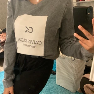 CK tröja - En calvin klein sweartshirt som jag aldrig använder, köptes för 900 kr, den är strl L men har sytt upp den så den passar mig som är strl S