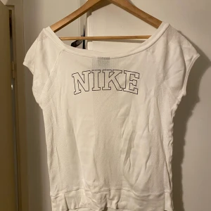 Nike tröja  - Säljer denna fina t-shirt köpt secondhand, storlek M sitter som S-M skriv vid intresse. Frakt tillkommer💞💞