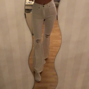 Vita jeans från dr denim  - Vita bootcut jeans från dr denim i storlek S/32. Slitningar på knänen. 