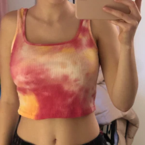 Croppat tiedye linne - Aldrig använt då jag tycker att den inte passar. Färgerna får inte rättvisa på bilden och den är mer ljusrosa i verkligheten. Fraktar endast pga Corona (ingår inte i priset).