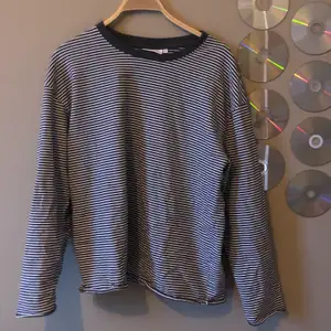 Mycket skön jumper ifrån weekday! Superbra skick, är en herr modell men passar unisex. Om du har några frågor är det bara att skriva <3!