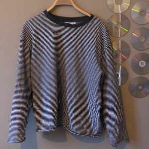 Weekday  - Mycket skön jumper ifrån weekday! Superbra skick, är en herr modell men passar unisex. Om du har några frågor är det bara att skriva <3!