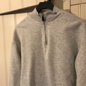 Grå sweatshirts  - Perfekta grå tröjan från Nelly med dragkedja, i bra skick. Köpare står för frakt :)