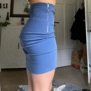 Kjol - Supersöt kjol från Acne, stretchigt jeansliknande tyg med dragkedjor på båda sidorna! Storlek 34 men stretchig så kan kanske även passa en 36! Skriv vid fler frågor elr bilder 💘