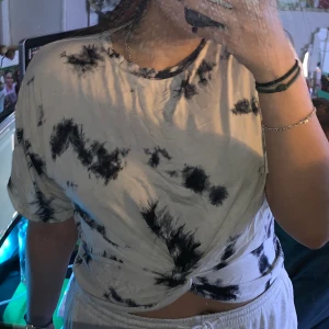 TIE DYE TRÖJA - Säljer en helt oanvänd tie dye tröja, extremt skönt material och snygg design, perfekt för dig som gillar tie dye tröjor, finns på gröna linjen, tar emot Swish & kontanter :)