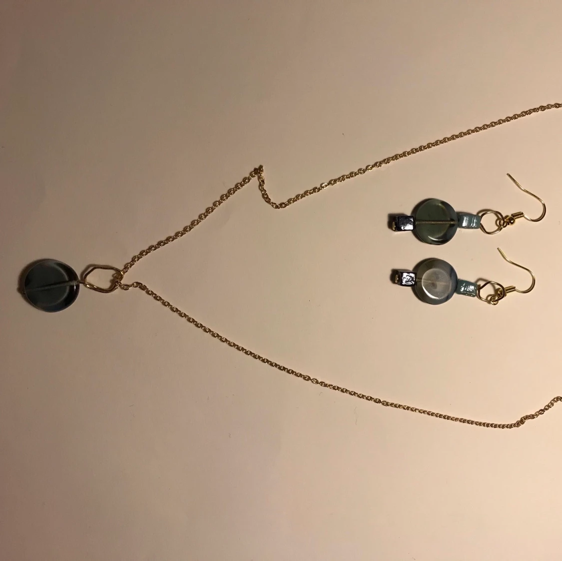 Matchande örhängen och halsband:) blå och guld