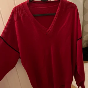 V-ringad Stickad tröja - Väldigt fin oversized stickad tröja med en v-ringad krage💕