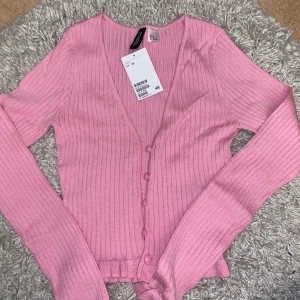 Topp - H&M - Jättesöt rosa topp från HM, oanvänd med prislapp kvar. Har likadan i vit men den rosa kom aldrig till användning. Storlek S
