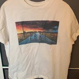 Stranger things tröja - En vit T-shirt med stranger things tryck strl: xs men ganska oversized så passar nog upp till M pris: 50kr+frakt