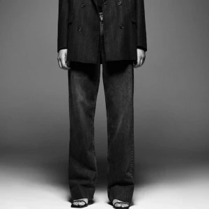 90’s full length zara - Gråa 90’s jeans från zara, endast använda två gånger🤍 det är raw cut så går att klipp sin längd, jag har klippt ungefär 3cm och jag är 165 med skor o dem är ftf vääldigt långa. Bud 270+ frakt, avslutar budgivningen 4/1 20:00