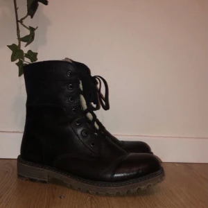 Svarta stövlar storlek 38 - Svarta stövlar från rieker med ull inuti som håller fötterna varma under vintern! :) Liknar dr. martens, skulle säga att de är ”true-to-size”, alltså inte för små eller stora för mig som vanligtvis har 38 i skostorlek😊  Utmärkt skick då de endast är använda 5-10 gånger. Frakt tillkommer, meddela för fraktkostnad 💘 Tar endast swish!