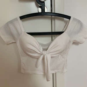 Vit sommarblus - Vit sommarblus aldrig använd